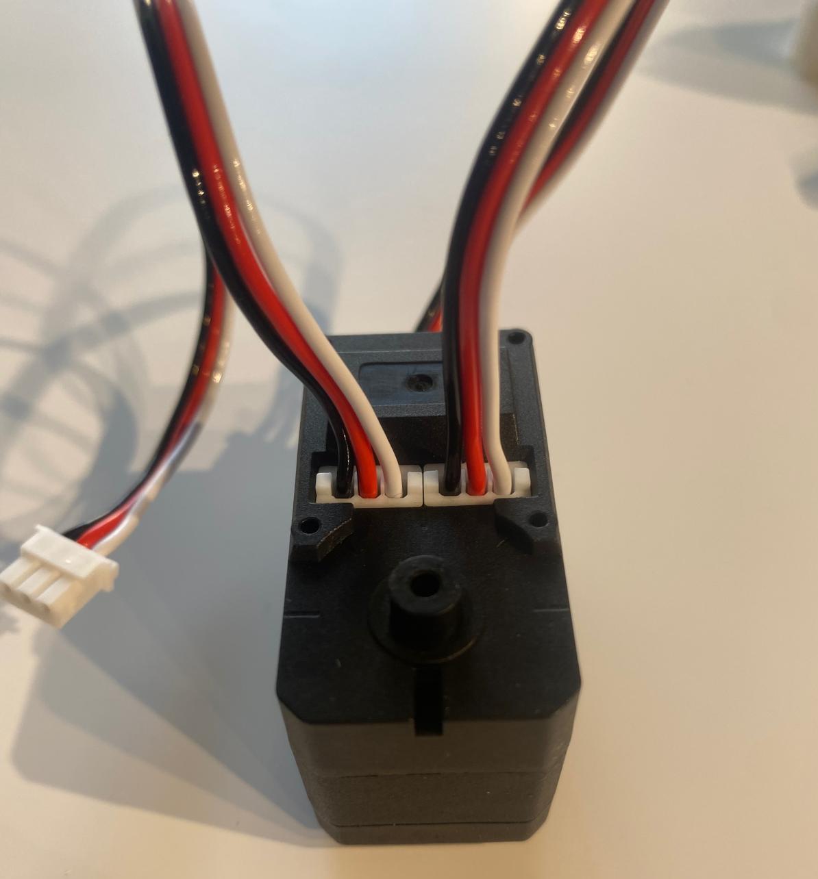 so100_assembly_1.jpg