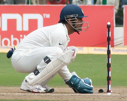 Dhoni_behind_Stumps_002.jpg